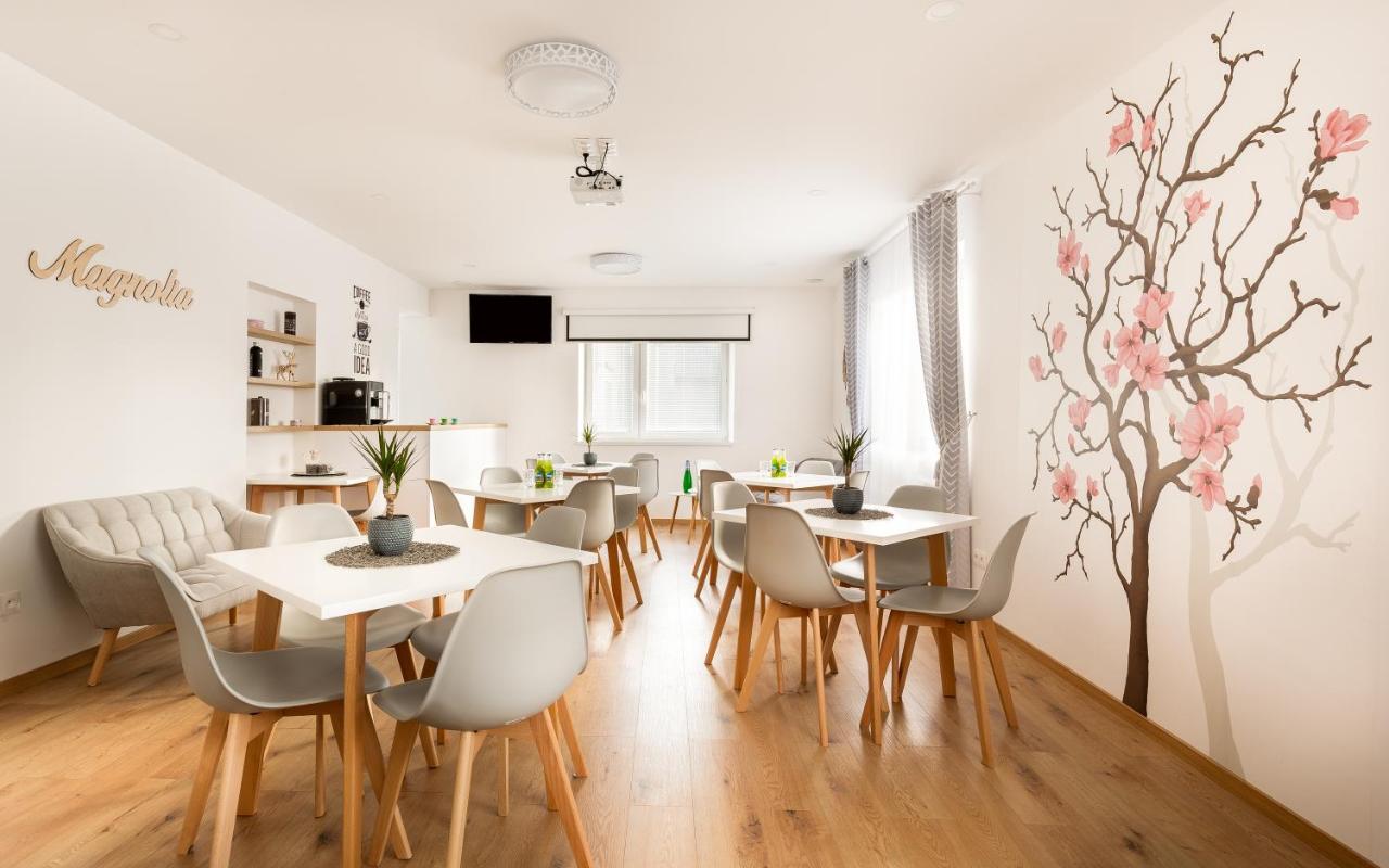 Ubytovanie Magnolia Hotell Lipany Exteriör bild