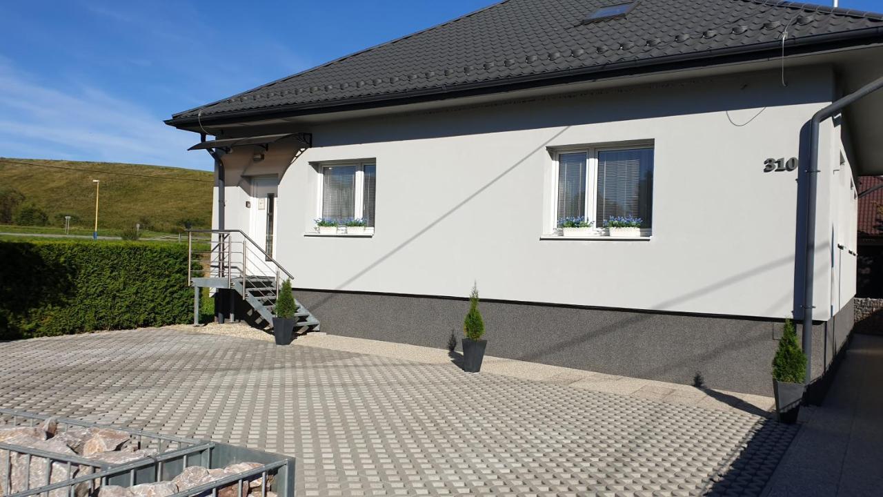 Ubytovanie Magnolia Hotell Lipany Exteriör bild